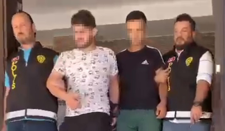 Kandırdıkları erkeklere dansöz kıyafeti giydirip şantaj yaptılar