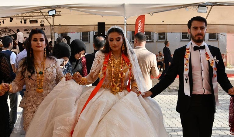 5 kilo altın takılan aşiret gelininin zor anları