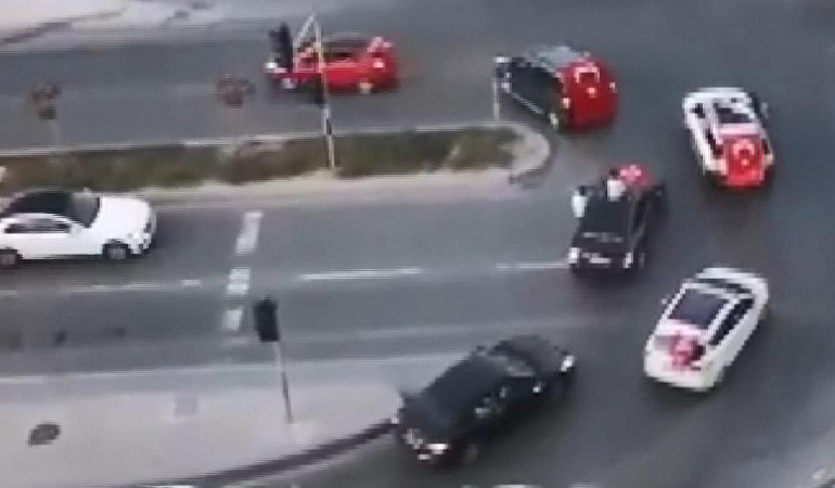 Yol kesip havaya ateş açtılar