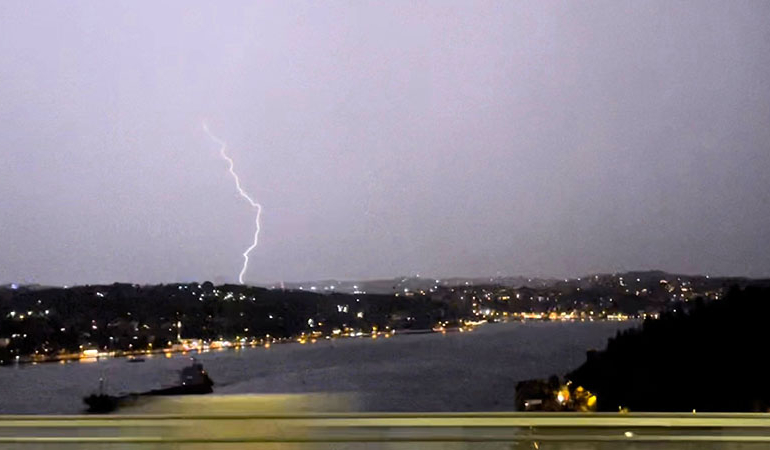 İstanbul’da yıldırımlar geceyi aydınlattı