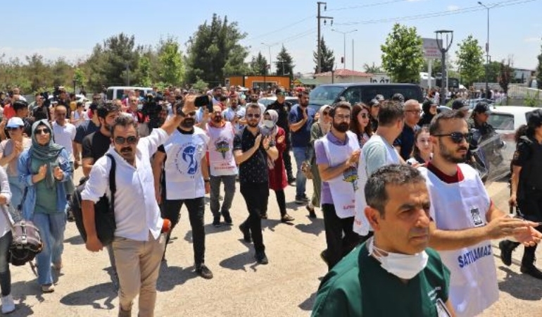 Sağlık çalışanlarından yurt genelinde protesto