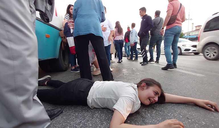 Kaza geçiren kız, yardıma koşanların sözleriyle ağladı