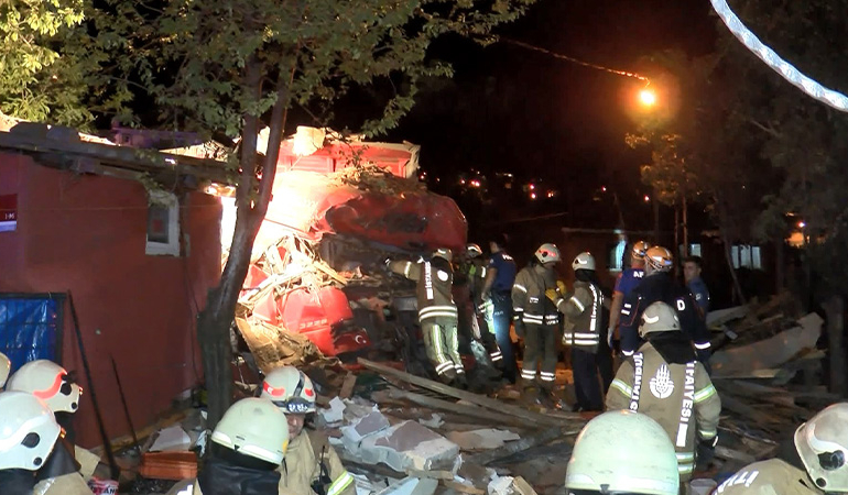 Feci kaza… Kamyon gecekondunun üzerine uçtu
