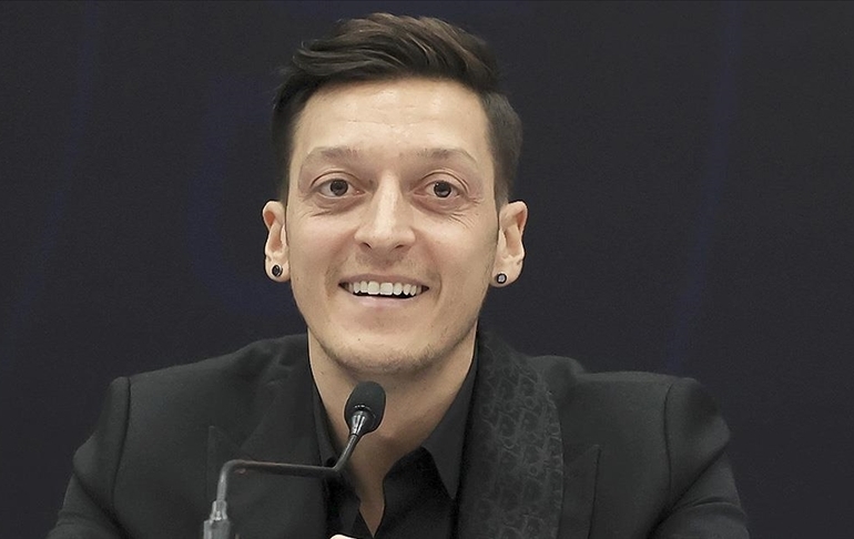 Mesut Özil, Medipol Başakşehir’de