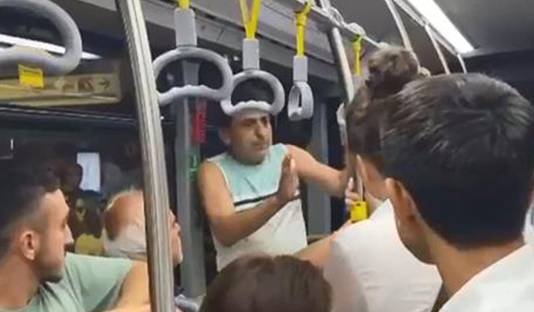 Metrobüste kadın yolcunun fotoğrafını çekerken yakalandı, ortalık karıştı