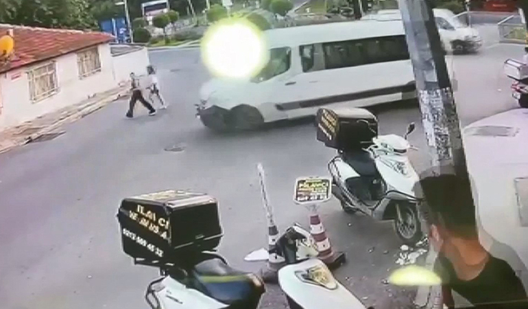 Kendisini uyaranların üzerine minibüsü sürdü