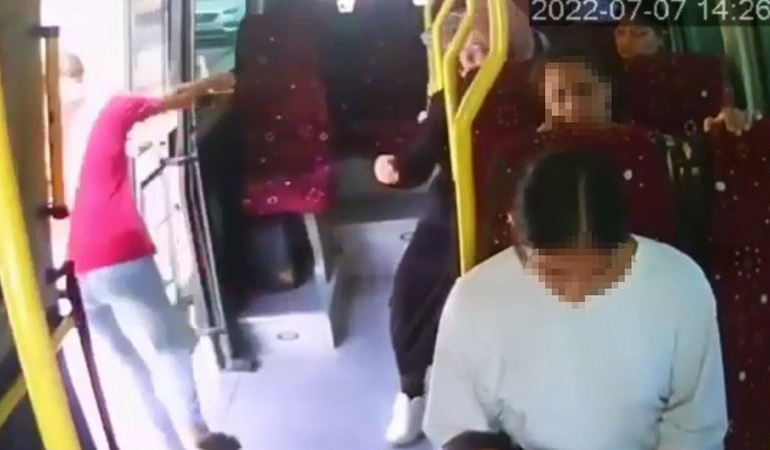 Minibüste ‘açık kapı’ dehşeti… Düşen yolcu hayatını kaybetti