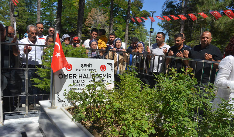 Şehit Ömer Halisdemir’in mezarına ziyaretçi akını