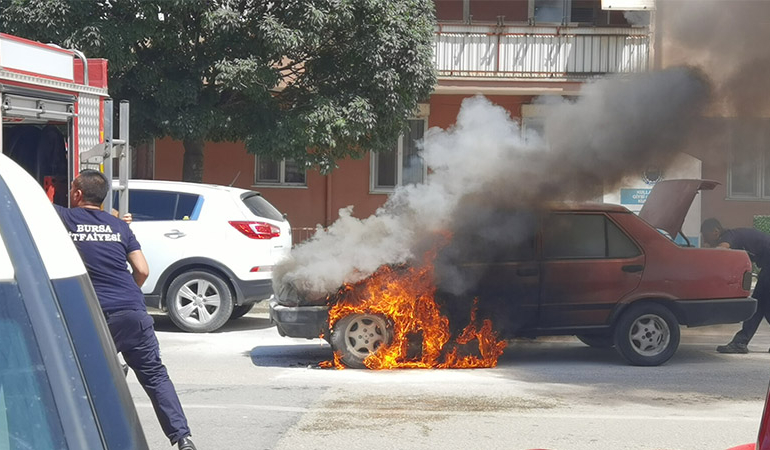 Alevlere aldırış etmedi… Hareket eden otomobiline binip el frenini çekti