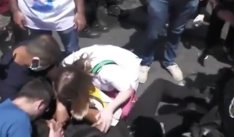 Fenalaşan polise eylemdeki sağlıkçılar müdahale etti