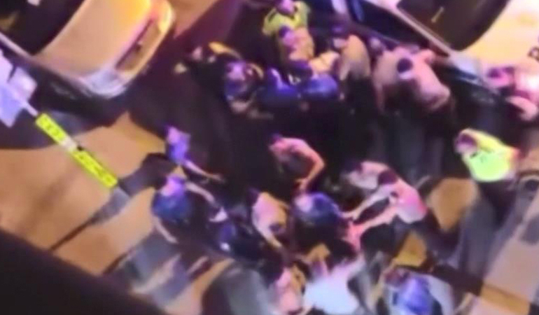 Ehliyetsiz sürücünün yakınları polise ‘soda şişesi’ ile saldırdı