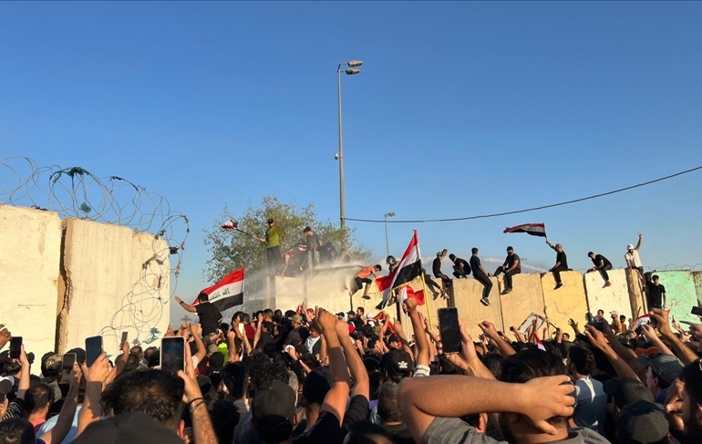 Irak’ta eylemciler bariyerleri aşarak parlamento binasını bastı