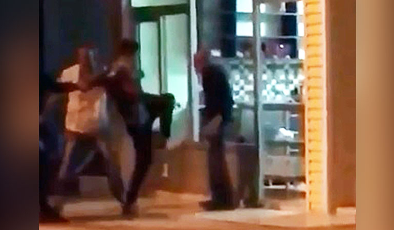 ‘Küfür etti’ diyerek yaşlı adamı tekme-tokat dövdü