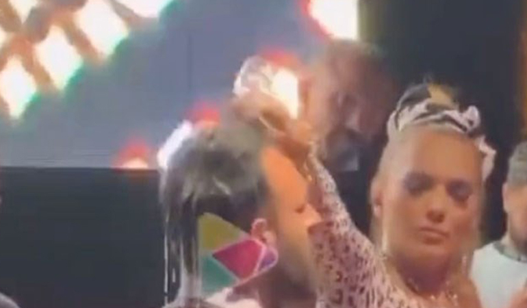 Garsonun başından aşağı şampanya döken Demet Akalın’dan yeni açıklama