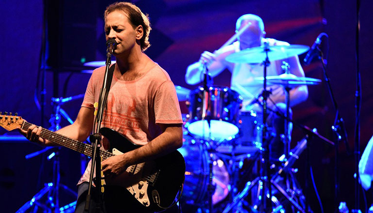 Duman grubu solisti konserde uyardı: Gaza gelmemeye çalışalım