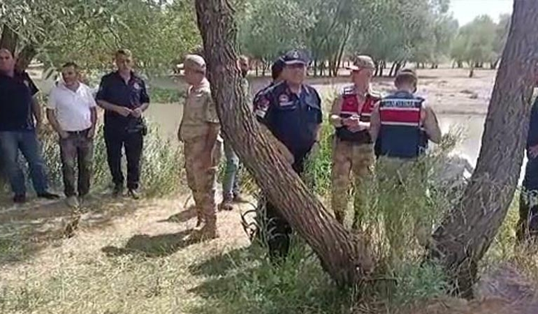 Çocuğunu kurtaran anne akıntıya kapıldı