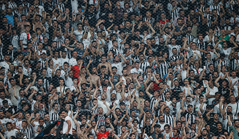 Beşiktaş taraftarı Dolmabahçe’yi inletti: Türkiye laiktir, laik kalacak