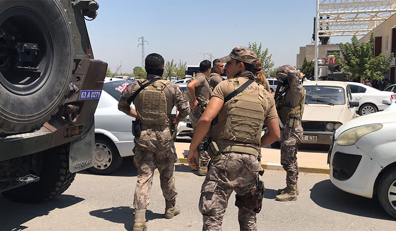 Cinayet şüphelisi jandarma aracından inerken öldürüldü