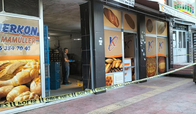 Bayat ekmek vermeyen fırıncıyı öldürdü