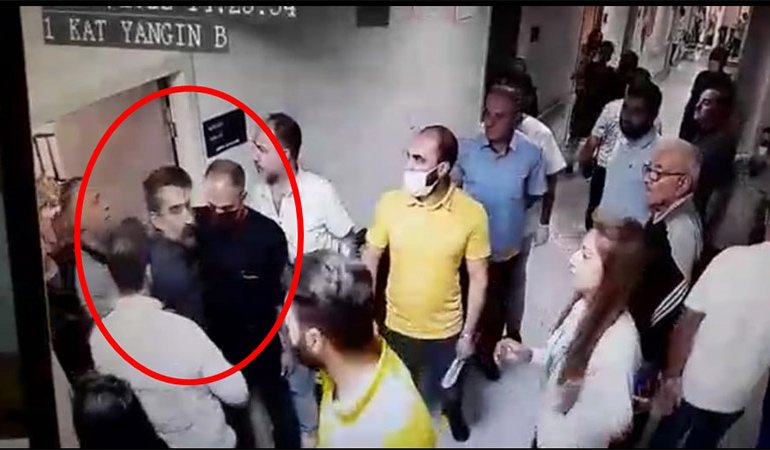 ‘Amerika beni dinliyor’ dedi, doktora silah çekti!