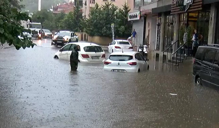 İstanbul’u sağanak vurdu… İmamoğlu, saat vererek uyardı
