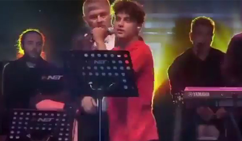 Konserde sahneye atladı: Uyan artık AK Parti’ye oy verme
