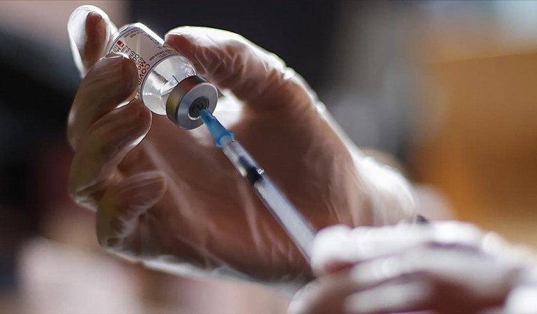 BioNTech’in varyantlara uyumlu aşısı incelemede