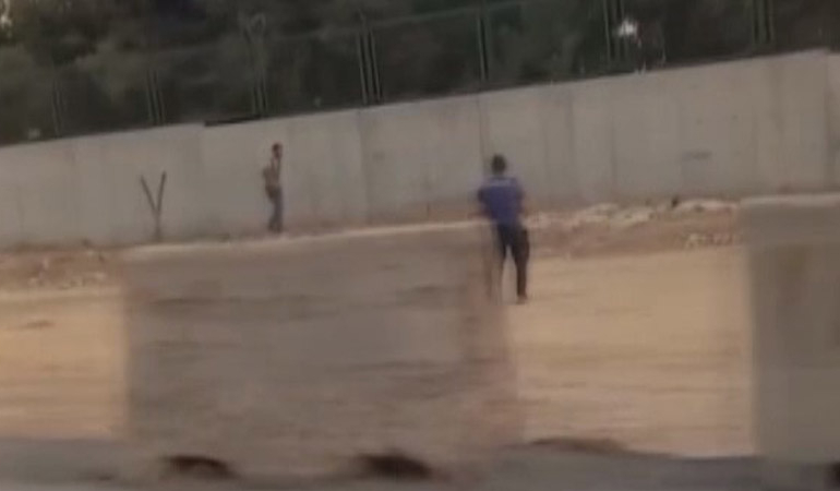 Polislere taşla saldıran kişi serbest bırakıldı