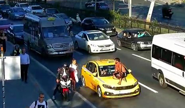 Tartışma sonrası taksi üstünde yolculuk