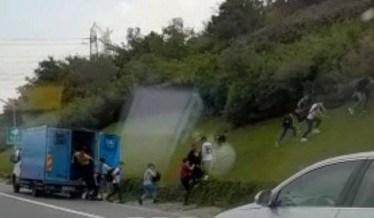 TEM’de kamyonet bozuldu… Kaçak göçmenler koşarak kaçtı