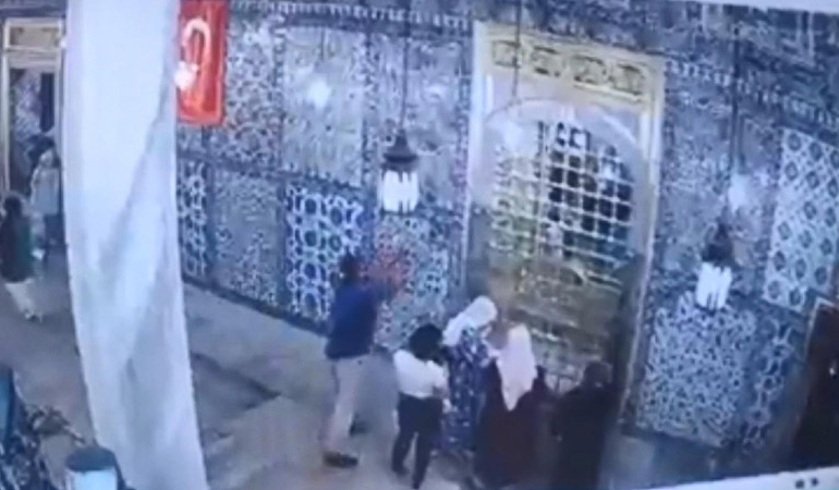 Eyüp Sultan Türbesi’ndeki saldırı kamerada