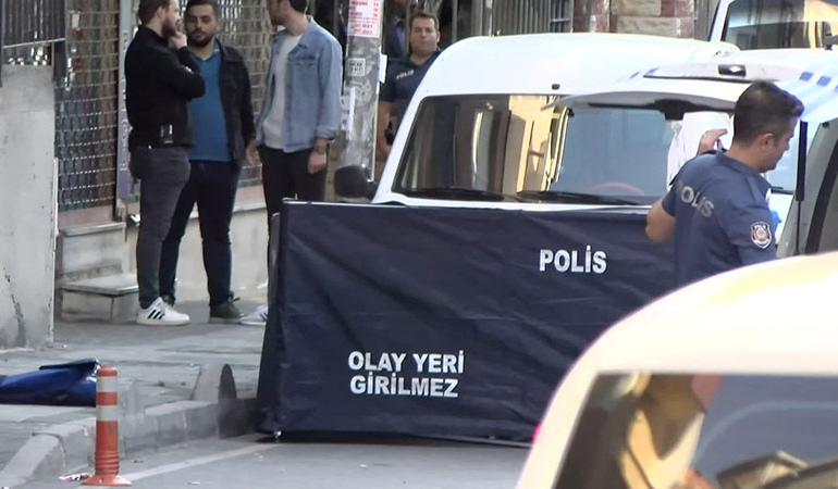 İstanbul’da vahşet! Annesinin kafasını kesip sokağa attı