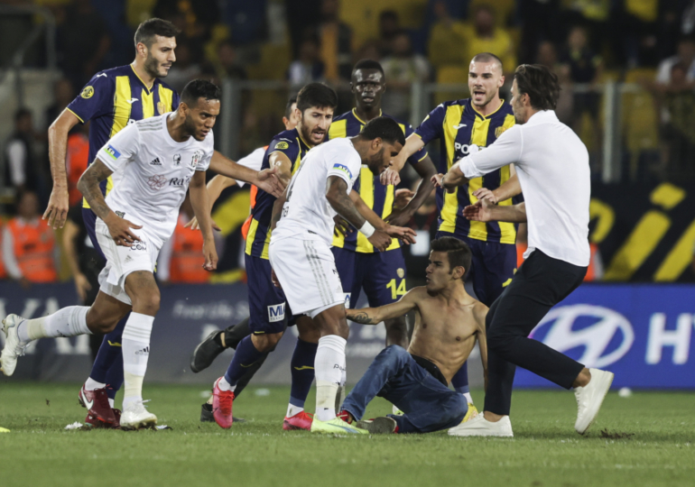 Ankaragücü-Beşiktaş maçında skandal! Sahaya giren holigan futbolcuyu tekmeledi