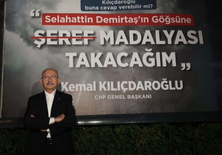 Kılıçdaroğlu’ndan ‘Demirtaş’ afişinin önünde fotoğraf: Biz barışacağız