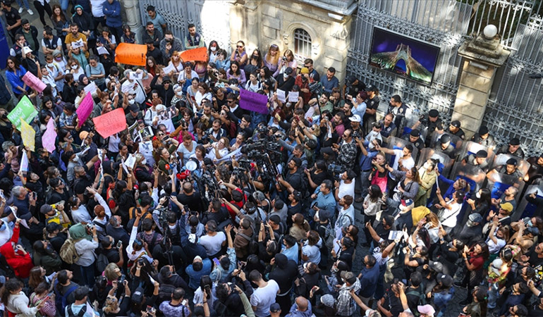 Tahran’da Mahsa Emini’nin ölümü üzerine yapılan protesto gösterileri sürüyor
