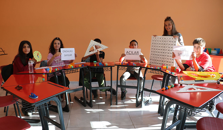 Zeynep öğretmen, matematiği müzikle sevdiriyor