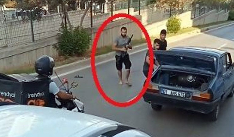 Adana’da ‘yol verme’ tartışmasında bagajdan tüfek çıkarıp ateş açtılar