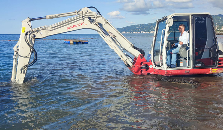 Arap turist denizde kaybolan kolyesini bulmak için iş makinesi kiraladı