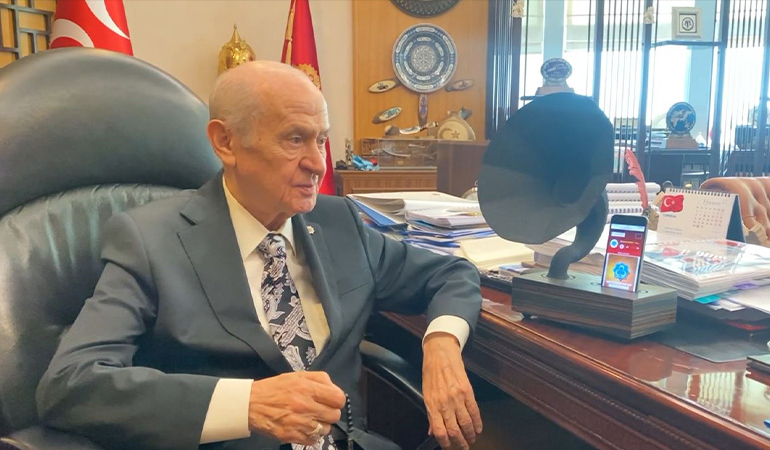 Bahçeli, ismini koyduğu radyo kanalının ilk yayınını böyle dinledi