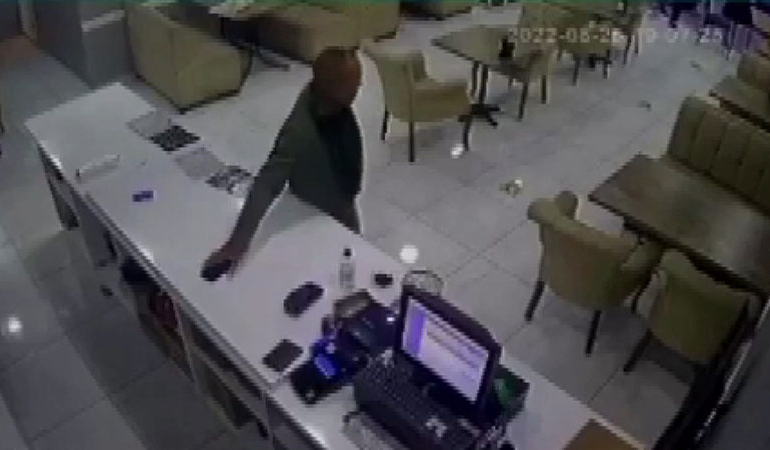 ‘Mobil bankacılık’ vurgunu: Hırsızlık anı kamerada…