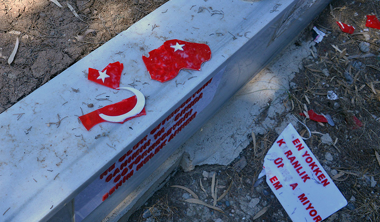 Mezarlıktaki Türk bayrağı motiflerini parçaladılar
