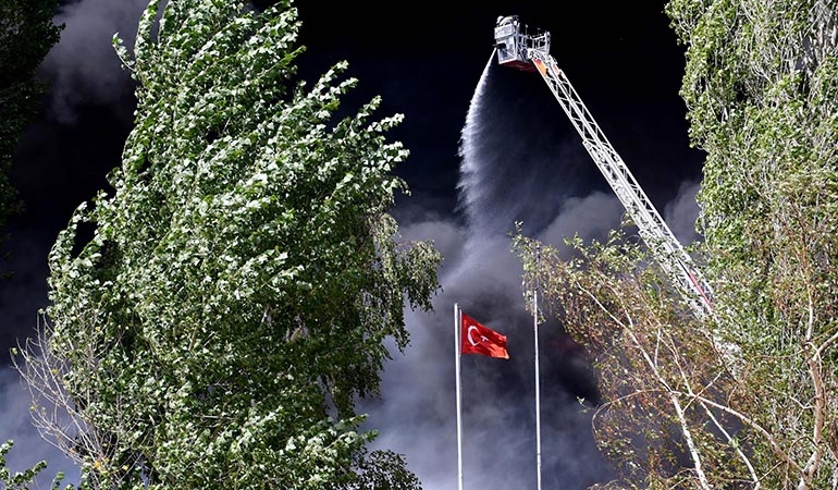 Canları pahasına bayrağı yanmaktan kurtardılar