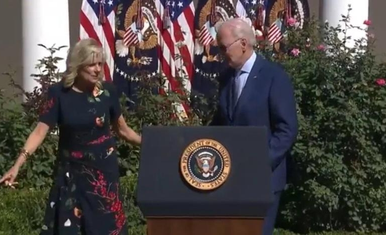 Joe Biden yine yolu şaşırdı