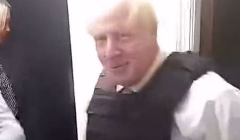 Uyandığında evinde Boris Johnson’ı gördü