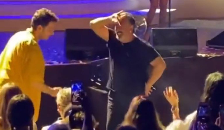 Cem Yılmaz ve Uraz Kaygılaroğlu, Melike Şahin’in konserinde böyle oynadı
