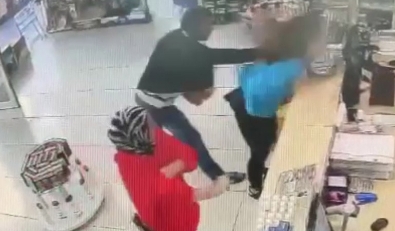 Eczanede genç kadına yumruklu saldırı