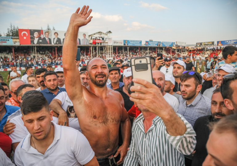 Elmalı’da altın kemer Ali Gürbüz’ün