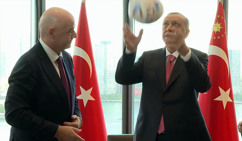 Erdoğan, FIFA başkanının hediye ettiği topa kafa attı