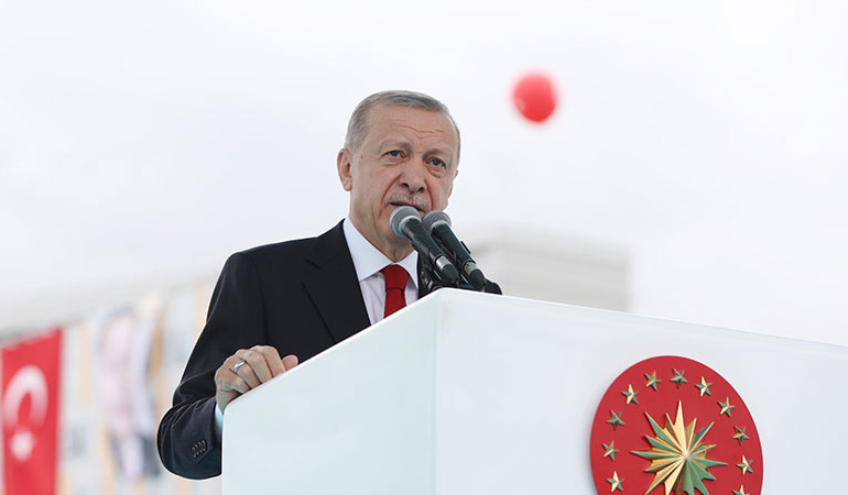Erdoğan: Daha iyi arabaya binmek, telefon alabilmek için başka ülkelerin kapısına varanlara acıyoruz