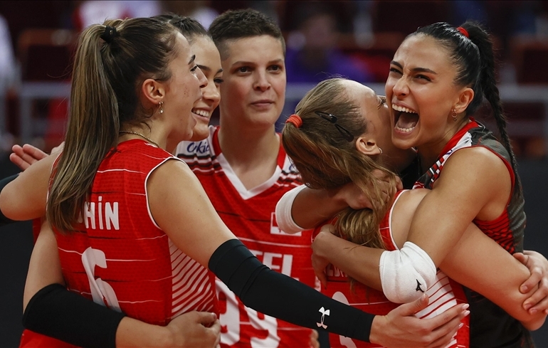 Kadın voleybolcularımızdan Dünya Şampiyonasında kritik galibiyet